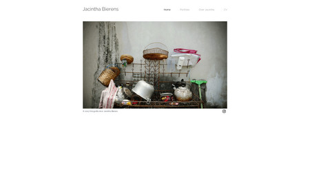 Jacintha Bierens: Kleine en ingetogen minimalistische website gemaakt in voor kunstenares en fotograaf Jacintha Bierens.